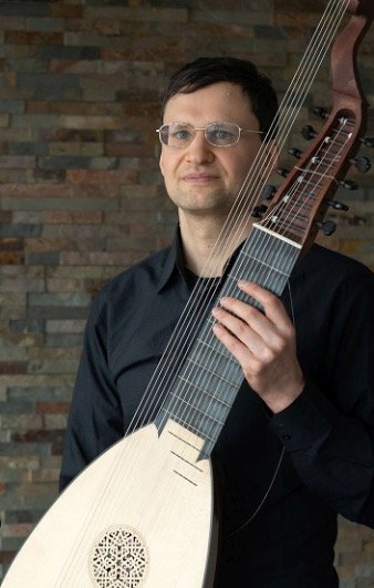 Vasiliy Antipov mit seiner Laute