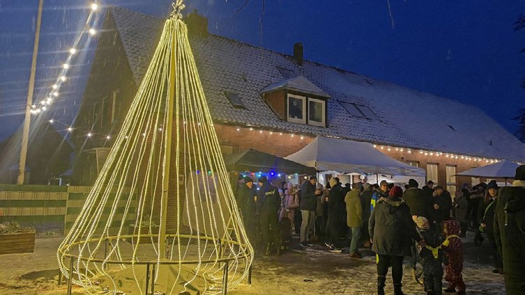 Beleuchteter Weihnachtsmarkt vor der Alten Schule in Wülferode am Abend
